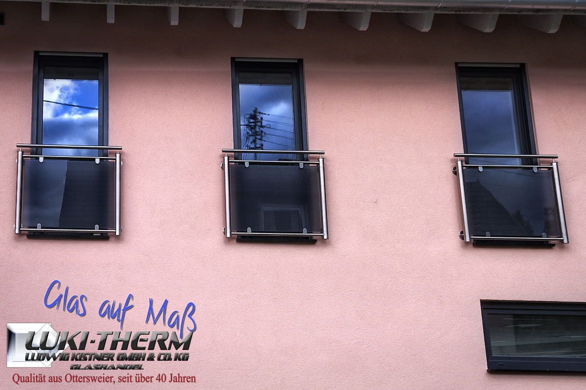 Französischer Balkon mit Klemmbefestigungen, VSG mit farbiger Folie